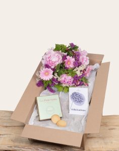 Bouquet de fleurs de saison avec petits sablés et carte personnalisée bloomyrama