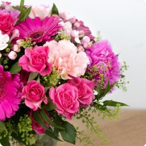 Bouquet flower power au tons roses vifs 123fleurs bloomyrama
