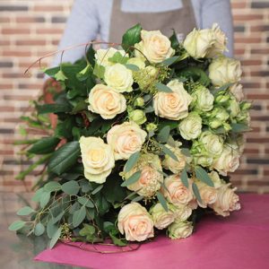Gros bouquet de roses blanches comparaison bloomyrama
