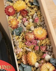 Caisse champagne et fleurs séchées livraison Monsieur Marguerite comparateur bloomyrama