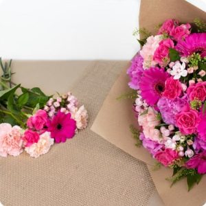 Bouquet flower power au tons roses vifs 123fleurs bloomyrama