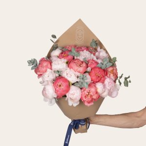 bouquet d'exception de pivoines roses monsieur marguerite comparateur de fleurs bloomyrama