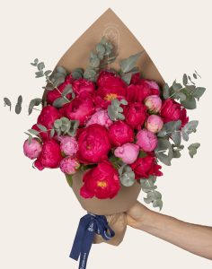 bouquet d'exception de pivoines roses monsieur marguerite comparateur de fleurs bloomyrama